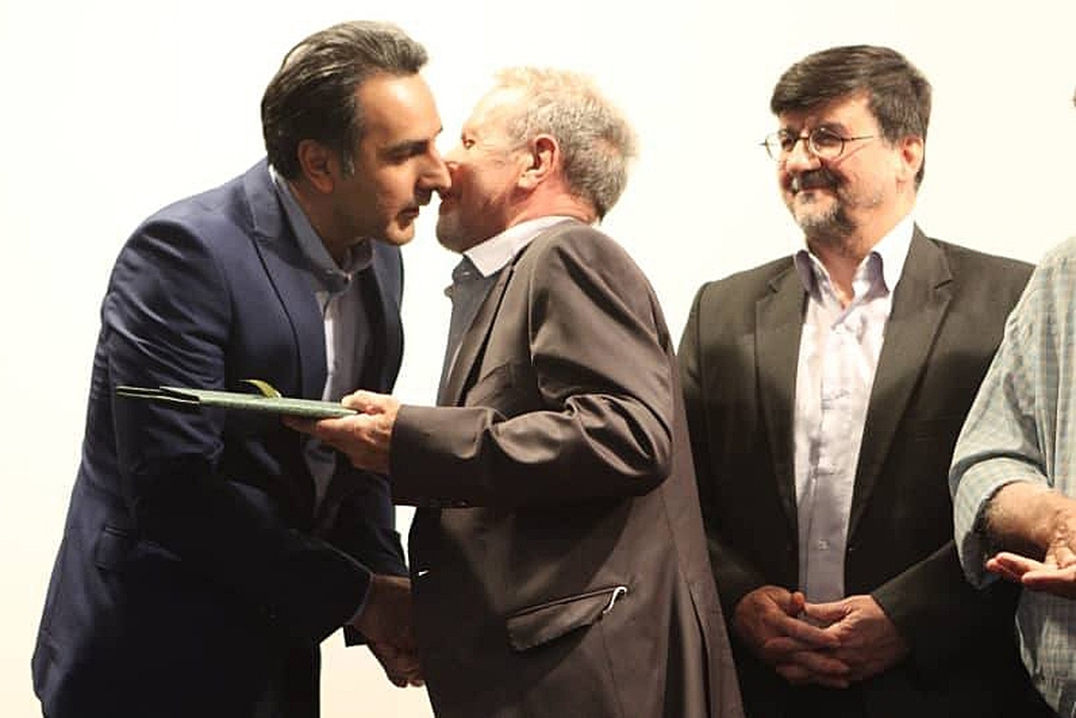کتاب «تو خداداد عزیزی هستی» اولین اثر روزنامه‌نگار قدیمی مشهدی، عنوان کتاب برگزیده انجمن نویسندگان و عکاسان ورزشی ایران را به دست آورد.