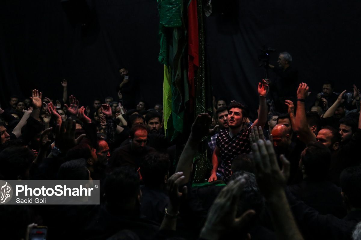 گوشه هایی از مراسم عزاداری سید الشهدا(ع) در شب هشتم محرم و سینه زنی مردم افغانستان در زینبیه کابل را ببینید.