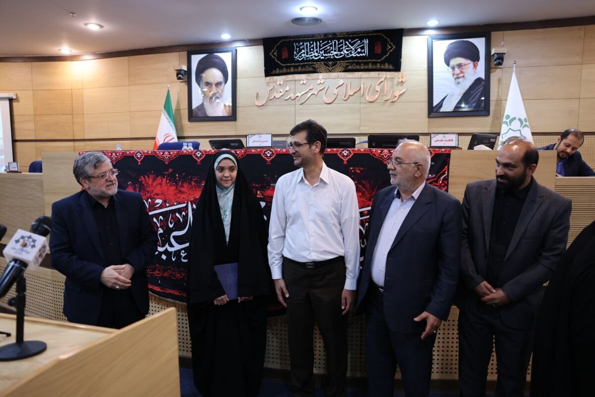 تقدیر شهرداری و شورای اسلامی شهر مشهد از «حنانه‌سادات صالحی» دانش‌آموز مشهدی رتبه برتر کنکور علوم انسانی۱۴۰۲