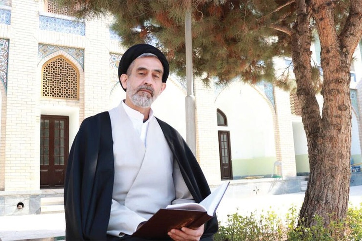 آرامش حضور در مساجد به عنوان خانه‌های امن الهی در زمین را با هیچ کجای دیگر نمی‌شود مقایسه کرد. خواه آن مسجد، یک چهاردیواری کوچک با فضایی ساده و دل نشین باشد، خواه مکان وسیع، با فرش و لوستر و آینه کاری‌های فاخر.