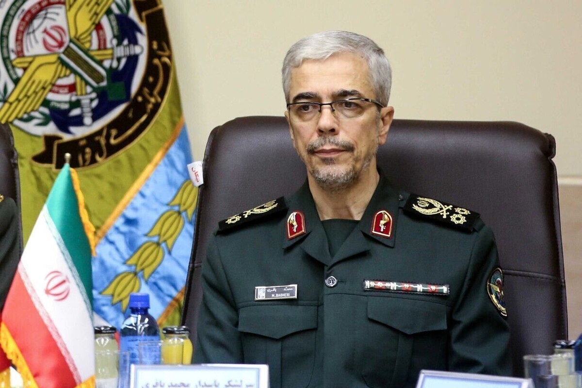 رئیس ستاد کل نیرو‌های مسلح در پیامی به مناسبت روز صنعت دفاعی، نوشت: قدرت دفاعی جمهوری اسلامی ایران در عرصه‌های مختلف ناشی از مهندسی معکوس نمونه‌های خارجی نیست، بلکه بیانگر خلق آرایه‌های متنوعی است که حتی قدرت‌های نظامی بزرگ جهان در پی بهره‌مندی از دستاورد‌های آن هستند.