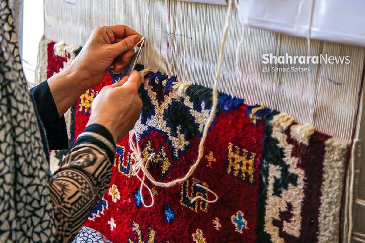 رئیس مرکز ملی فرش دستباف گفت: آمار صادرات رسمی فرش دستباف کاهش یافته و این در حالی است که در زمینه تولید در سال گذشته ۷ درصد رشد داشته‌ایم.