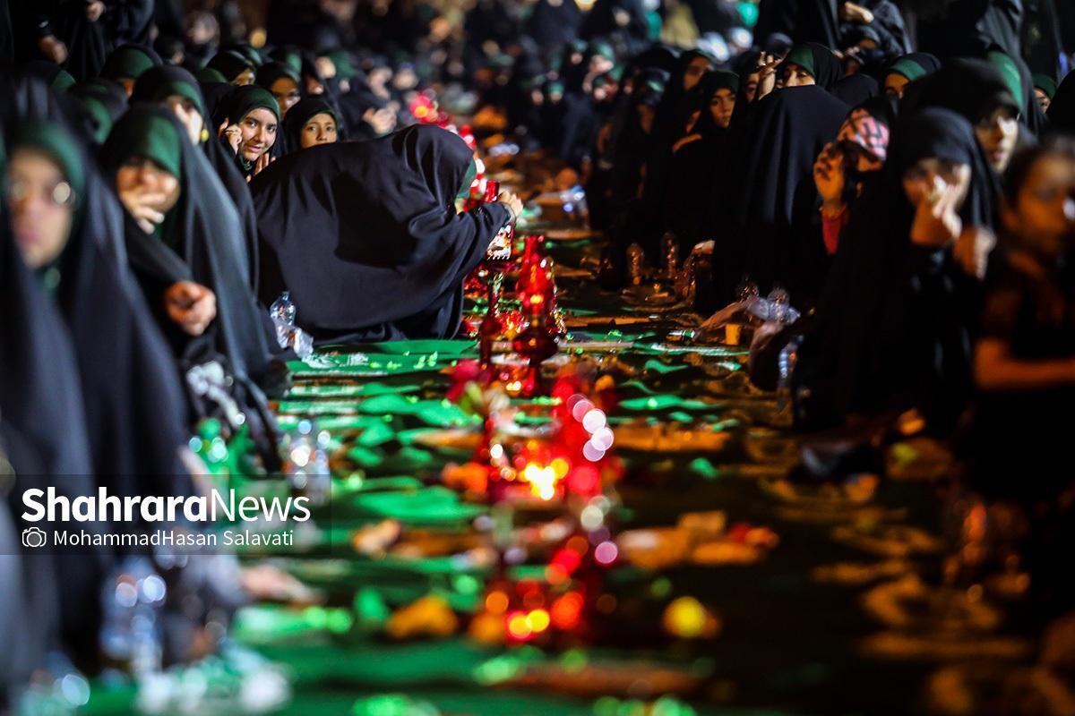 مراسم آیینی نخستین سفره حضرت رقیه(س) با میزبانی ۵۰۰۰ عزادار حسینی در شب شهادت بانوی سه ساله کربلا در مشهد برگزار شد. 
