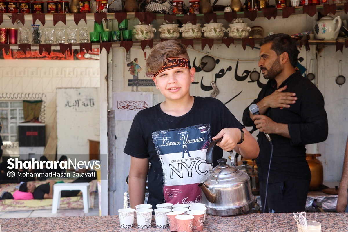 ۱۱ موکب مهاجران افغانستانی مقیم ایران در مسیرهای منتهی به کربلا در اربعین امسال حضور دارند که این موکب ها در بخش‌های اسکان، اطعام، خدمات پزشکی و گمشدگان برای زائران امام حسین(ع) در پیاده روی اربعین ارائه خدمت می‌کنند.