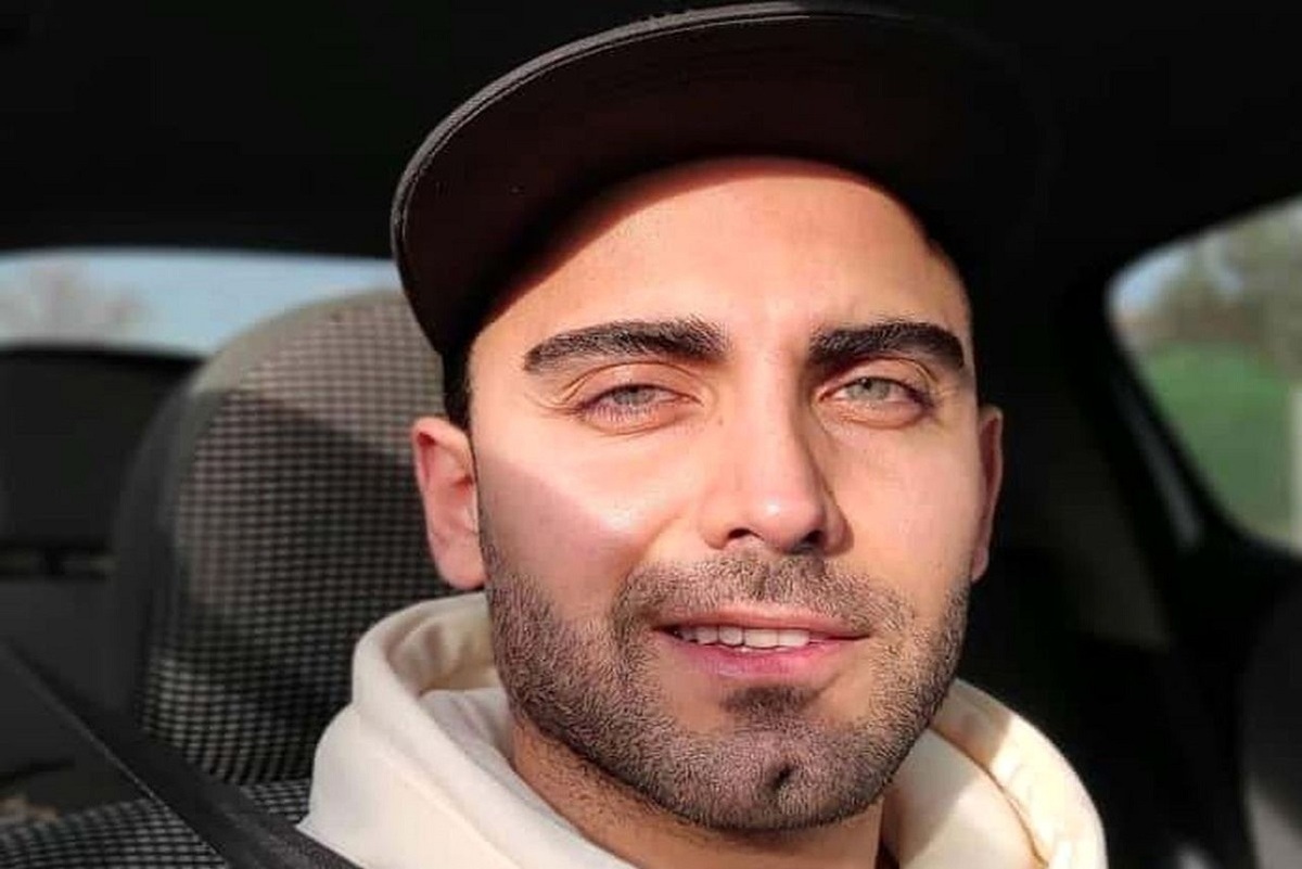 کیفرخواست پرونده محمد صادقی؛ بازیگری که با اظهارات غیر متعارف و غیر قانونی مخاطبانش را دعوت به خشونت کرده بود، صادر شد.