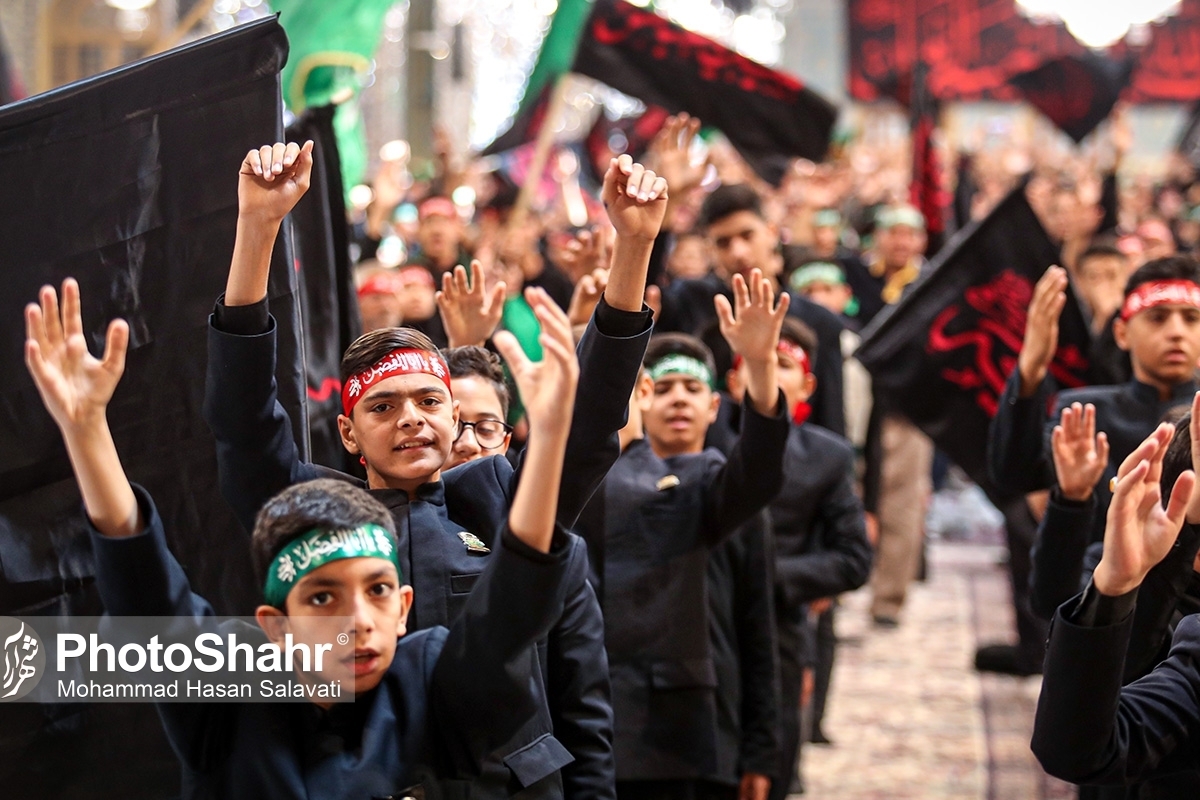 اگر عصر‌ها حوالی ساعت ۱۷ گذرتان به خیابان سجاد ۲۱ و این بوستان افتاده باشد، با یک مهمانی متفاوت روبه رو خواهید شد. میزبان شما نوجوانانی از اهالی همین محله هستند که به عشق حضرت، پیراهن‌های سیاه پوشیده‌اند.