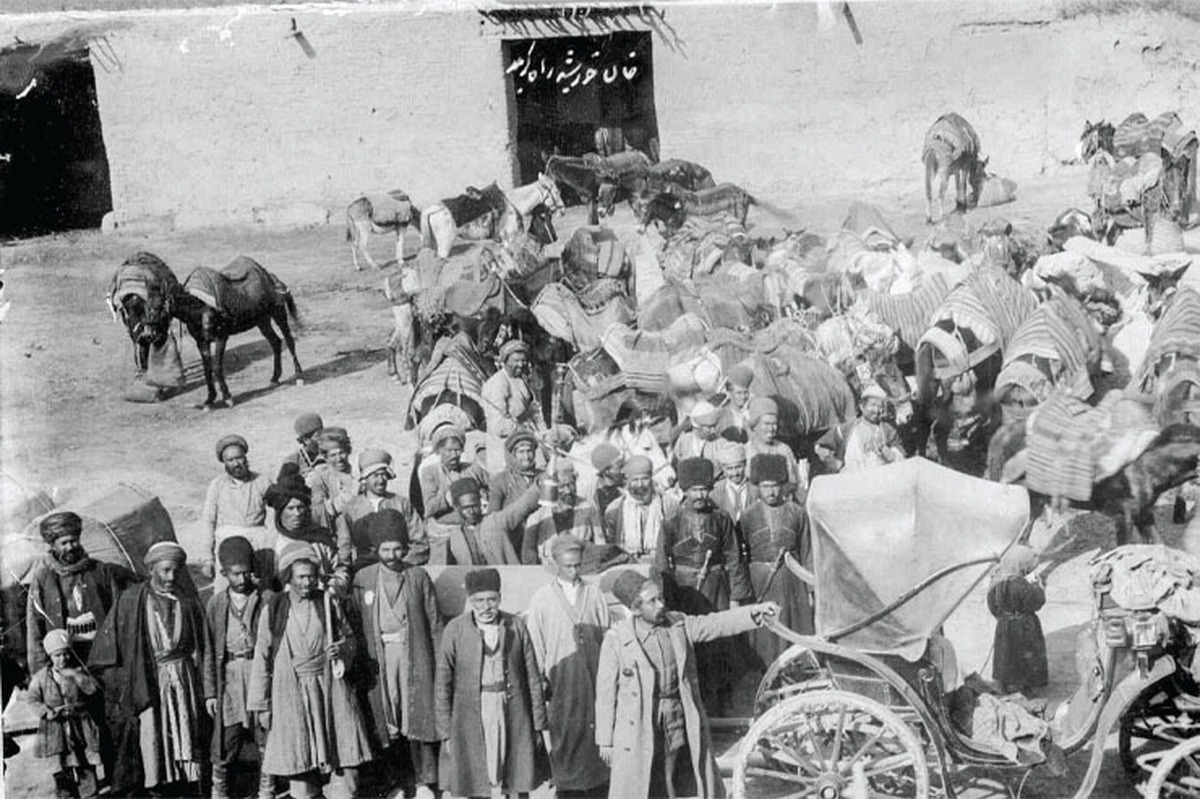«کربلا» نام کوچه‌ای کم‌عرض و کوچک در چندقدمی میعادگاه زائران رضوی است با قدمتی هم‌عصر دوران صفوی که اگر زبان باز می‌کرد، قصه‌های درازی برای گفتن داشت. این گذر درواقع، نقطه آغاز سفری از یک کربلای کوچک است به کربلای بزرگ‌تر.