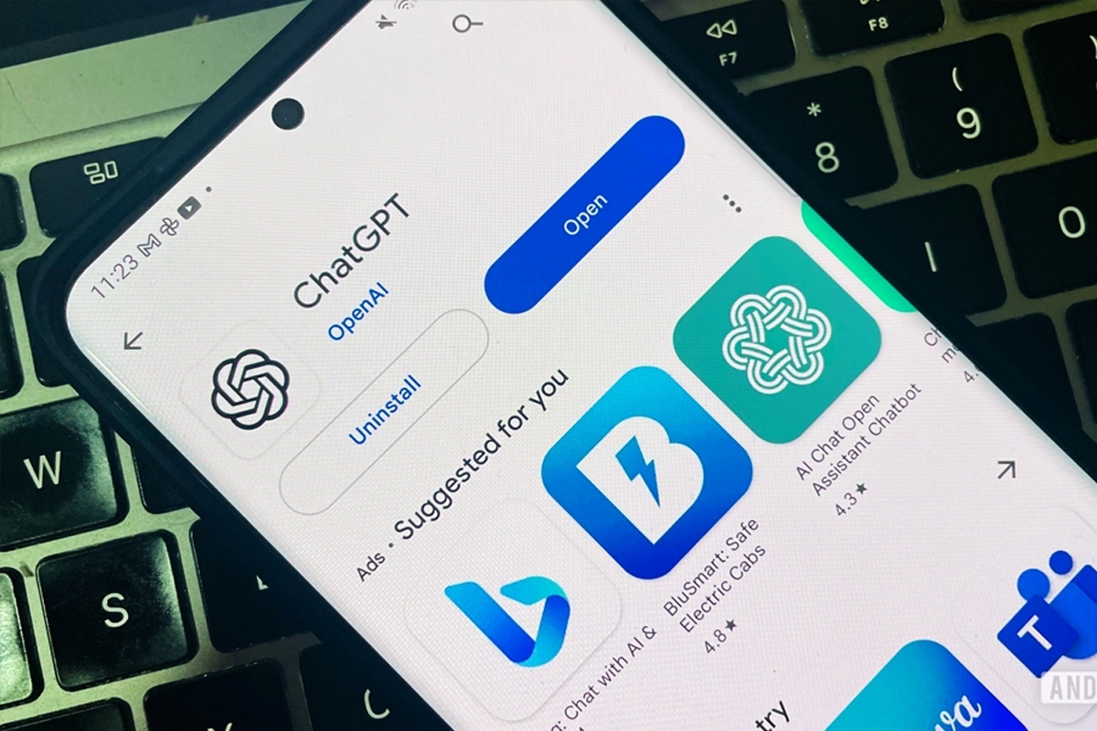 شرکت OpenAI بالاخره اپلیکیشن ChatGPT را برای اندروید منتشر کرد تا حالا کاربران محصولات اندرویدی مانند کاربران آیفون و آیپد بتوانند از طریق برنامه‌ای مخصوص، به این چت‌بات محبوب دسترسی پیدا کنند.
