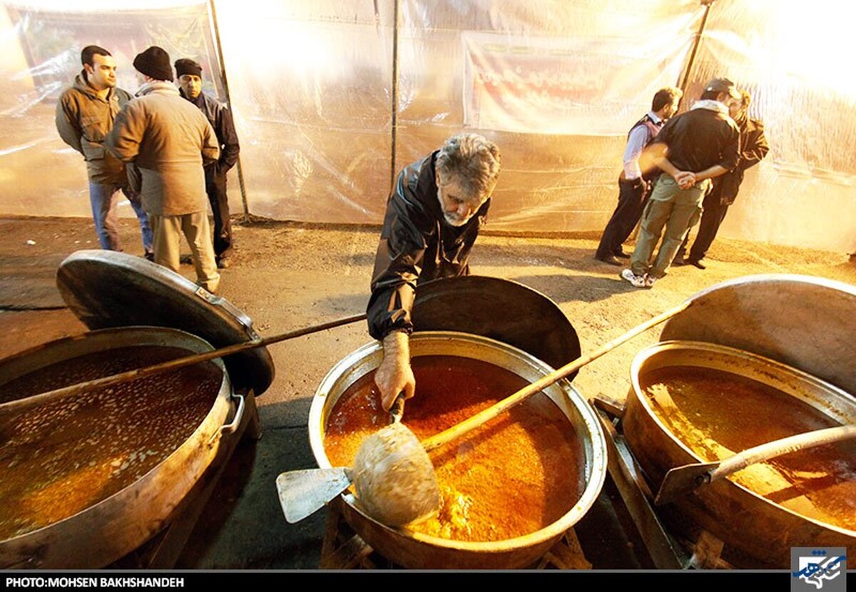 شله مشهدی، در بین تمام ایرانی‌ها شناخته شده است و در ایام محرم مشهورترین خوراکی در لیست غذا‌های نذری مشهدی است. در این مطلب به شما طرز تهیه شله مشهدی نذری را آموزش خواهیم داد.