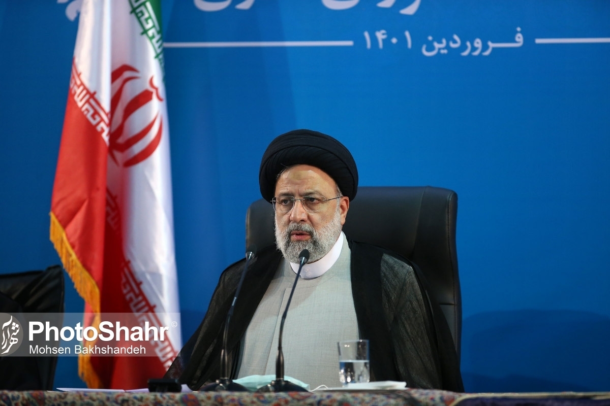 رئیس جمهور با بیان اینکه امروز به برکت خون مطهر شهدای اسلام، نظم نوین جهانی در حال رقم خوردن است، اظهار داشت: در صف‌بندی امروز جبهه حق و باطل، همه ما موظفیم با اراده راسخ، ایستادگی، مقاومت و کار و تلاش شبانه‌روزی رسالت خود را در راه حق به انجام برسانیم.