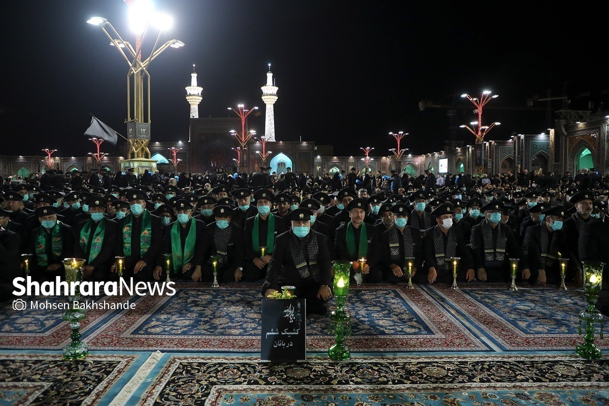 همزمان با غروب نهم ماه محرم، آیین سنتی خطبه خوانی شب عاشورا در حرم مطهر رضوی برگزار شد.