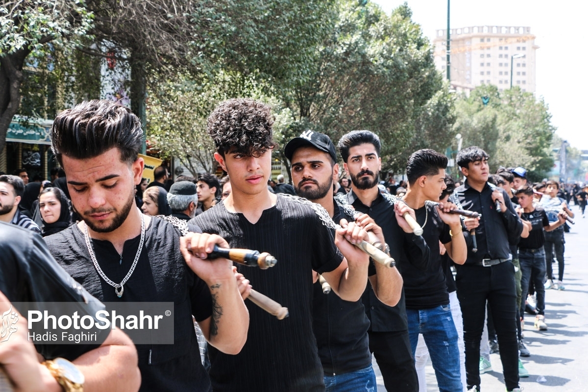 جوانان و نوجوانانِ مشهدی در روز عاشورا با حضور در هیئت‌های سینه‌زنی در خیابان‌های مشهد حضور پیدا کردند.