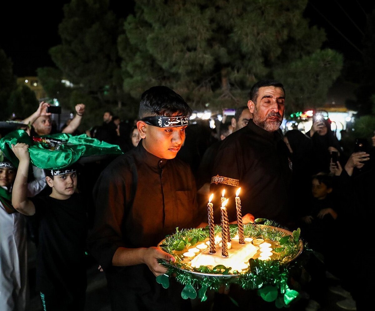 منطقه ثامن در انتهای مسیر عاشقی عزاداران حسینی به سمت بارگاه رضوی قرار دارد اینجا جمع زیباترین جلوه‌های ارادت را می‌توان دید.