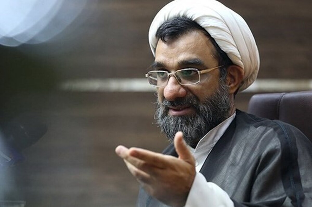 دبیر شورای عالی انقلاب فرهنگی گفت: نزدیک به ۳ هزار مرکز دانشگاهی و مراکز آموزش عالی داریم و بحث تجمیع برای وزارت بهداشت با توجه به تدبیری که داشتند، اتفاق نخواهد افتاد.
