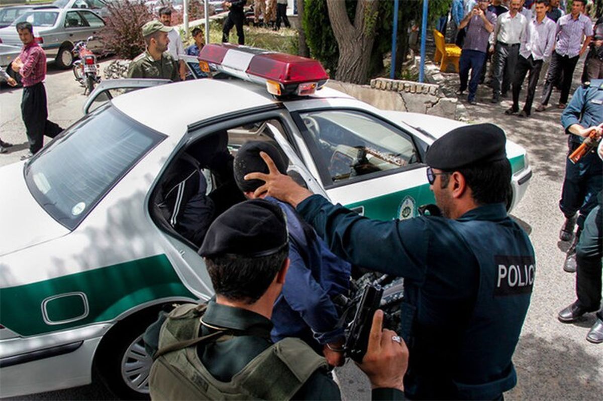 پلیس مبارزه با موادمخدر فرماندهی انتظامی استان قم برای توقیف خودروی حامل مواد مخدر در جاده‌های مواصلاتی استان مجبور به استفاده از سلاح گرم شد که این ماموریت موجب دستگیری دونفر از سوداگران مرگ و کشف بیش از ۳۲۰ کیلوگرم موادمخدر شد.