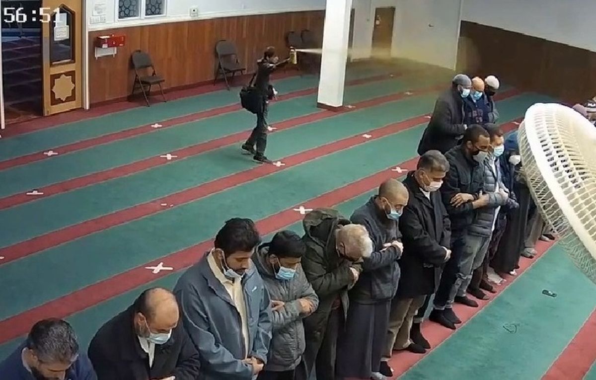 ویدئویی که به تازگی منتشر شده مردی را نشان می‌دهد که وارد مسجدی در شهر میسیساگا کانادا می‌شود و قبل از بیرون کشیدن تبر روی نمازگزارانی که پشت کرده بودند، اسپری فلفل پاشید.