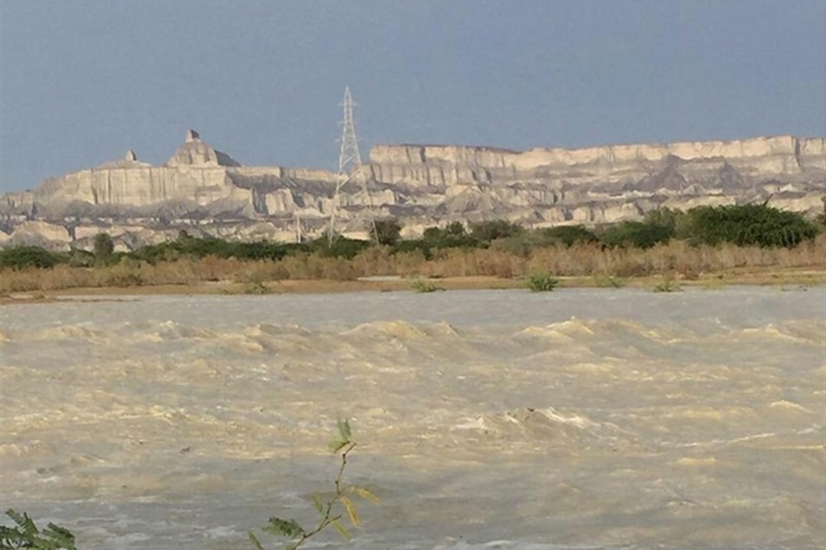 بر اثر فعالیت سامانه مونسون در جنوب استان سیستان و بلوچستان و ‌بارندگی شدید امروز، رودخانه سرباز ‌طغیان کرد‌ و در بخش مرکزی شهرستان سرباز سیلاب جاری شد.