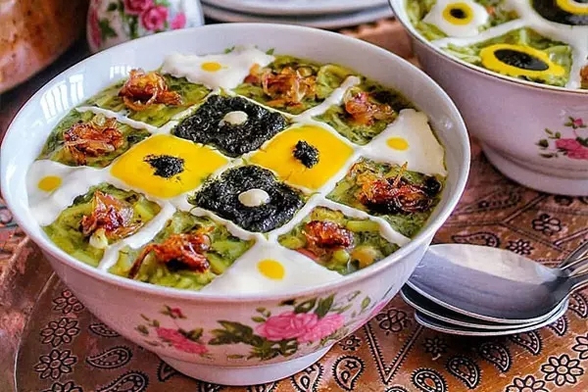 آش رشته یکی از غذا‌های خوشمزه و سنتی ایرانی است که بسیار پرطرفدار است و تقریبا در همه نقاط ایران با روش‌های گوناگون تهیه می‌شود.
