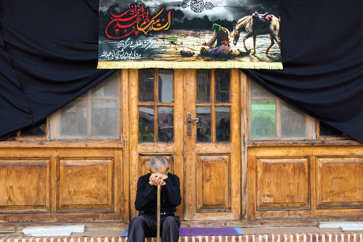 آقا میرزایی سرگرد بازنشسته ارتش است. از خاطر هیچ کدام از قدیمی‌های محله تصویر پرا بهت او با آن لباس‌های خاکی اتو کشیده و ستاره‌های روی شانه، پوتین‌های سیاه براق و قد کشیده پاک نشده است.