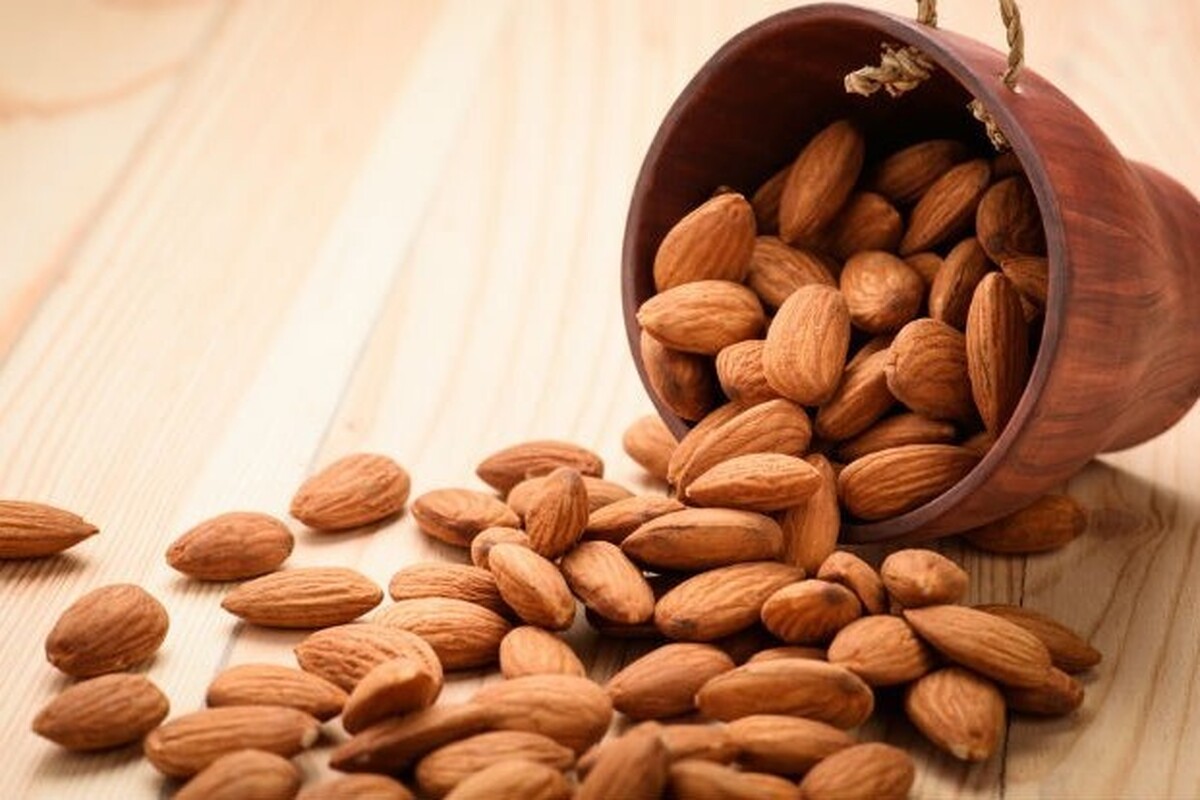 بادام یک آجیل سالم است. در مورد فواید سلامتی بادام بسیار گفته و نوشته شده است. با این حال، آیا می‌دانید در صورت مصرف بیش از حد، بادام می‌تواند عوارض جانبی ایجاد کند؟