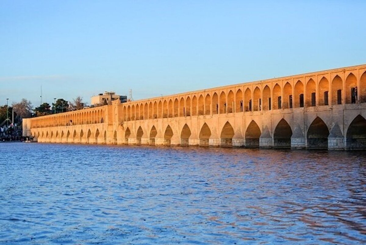 ویدئویی از جاری شدن آب در بستر خشک رودخانه زاینده‌رود را مشاهده می‌کنید.