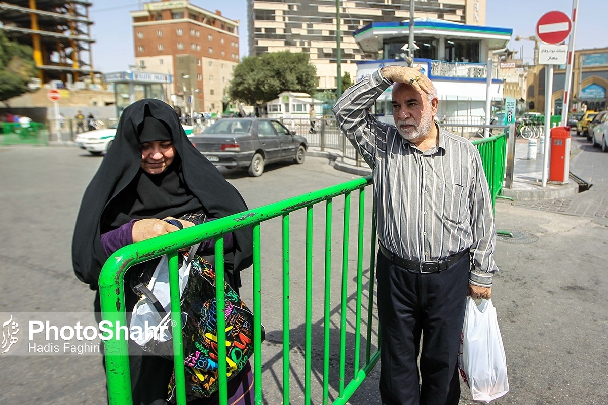 رییس اداره سلامت سالمندان وزارت بهداشت تاکید کرد: سالمندان در صورت بروز هرگونه علائم نگران‌کننده ناشی از گرمازدگی مانند تشدید حالت‌های تپش قلب، تنگی نفس شدید، سردرد شدید و یا تهوع و استفراغ، باید فورا به پزشک مراجعه کنند.