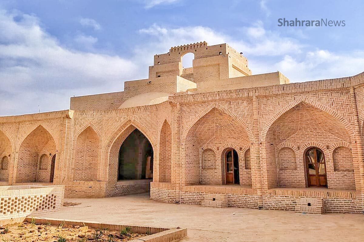 اگر به شهرهای تاریخی و زیبای کشور ایران سفری داشته باشیم، با بناهای بسیار قدیمی و دارای معماری ویژه مواجه می‌شویم که نامشان کاروان‌سراست.