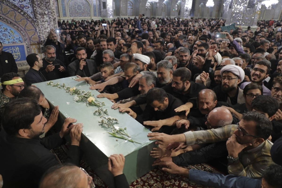 مراسم وداع با پیکر مطهر شهید مدافع حرم «سیدهاشم حسینی» در حرم مطهر رضوی برگزار شد.
