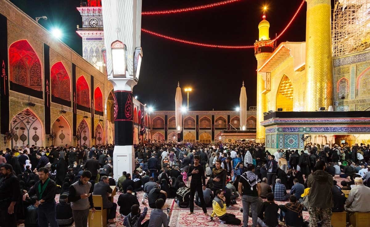 سفر اربعین یکی از نشانه های مومنان است و این موضوع بارها و بارها در احادیث و روایات نقل شده است. اهمیت این سفر معنوی که بزرگترین تجمع مسلمانان در جهان اسلام نیز محسوب می شود این روزها تبدیل به آرزوی تمام عاشقان خاندان عصمت و طهارت علیهم السلام است. در این ویدئو حال و هوای زائران اربعین را در حرم امیرالمونین علیه السلام در نجف می بینید.