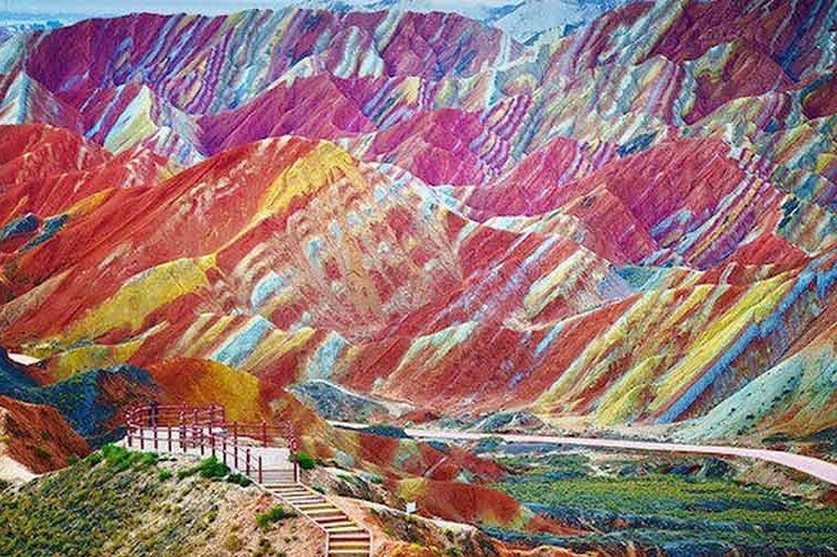 کوه‌های رنگین کمانی آلا داغلار در مسیر ماهنشان به میانه و آزادراه زنجان-تبریز، یکی از آثار طبیعی فوق‌العاده در ایران هستند. این کوه‌ها با منظره‌ی بی‌نظیری که از آنها در آزادراه زنجان-تبریز مشاهده می‌شود، همیشه چشم هارا در مسیر بخود خیره می کند.