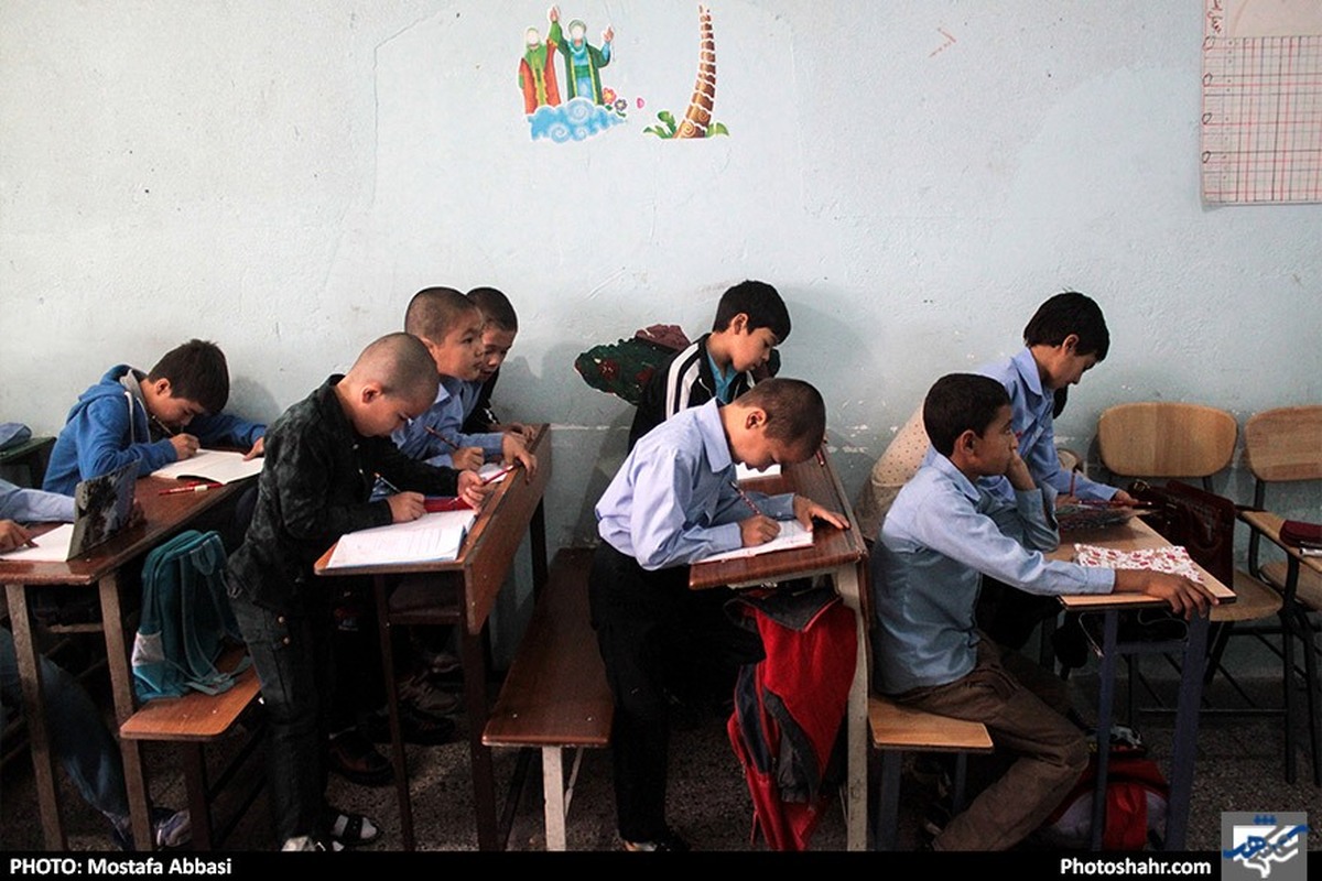 نایب رئیس کمیسیون آموزش مجلس گفت: در سال تحصیلی آینده حدود ۳۰۰ هزار دانش‌آموز از اتباع خارجی در انتظار دریافت خدمات تحصیلی در کشور هستند.