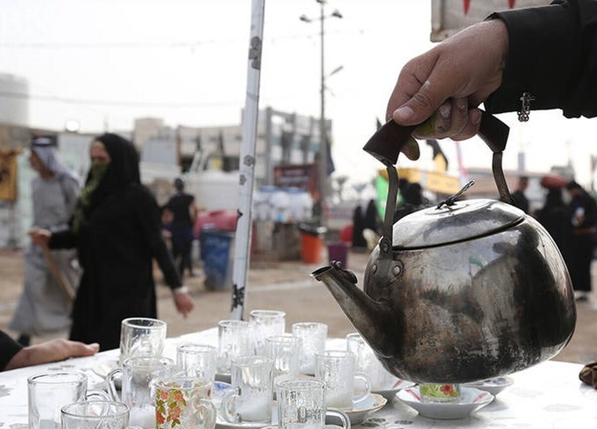 حدود ۵۰۰نفر از مجاوران حرم مطهر رضوی در ایام اربعین حسینی در کربلا به زائران خدمت می‌کنند.