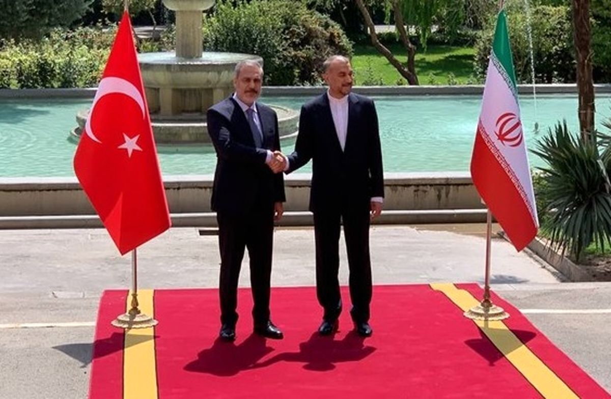 وزیر خارجه ترکیه در نشست خبری با امیرعبداللهیان گفت: در آینده نزدیک پذیرای رئیسی، رئیس جمهور ایران، در ترکیه خواهیم بود.