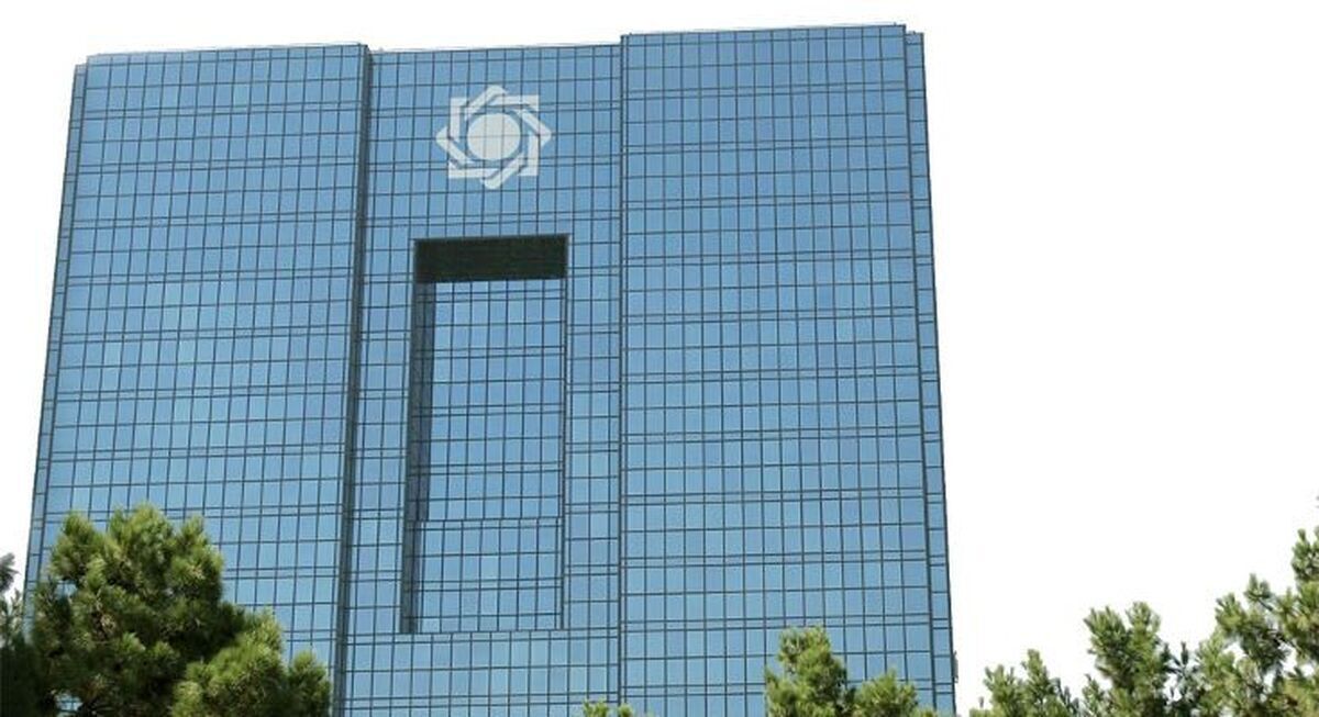 بانک مرکزی در مکاتبه با وزارت نفت، نرخ فروش حواله مرکز مبادله ارز و طلای ایران را مبنای نرخ تسعیر قیمت خوراک و قیمت پایه محصولات پالایشی و پتروشیمی در بورس‌ کالا اعلام کرد.