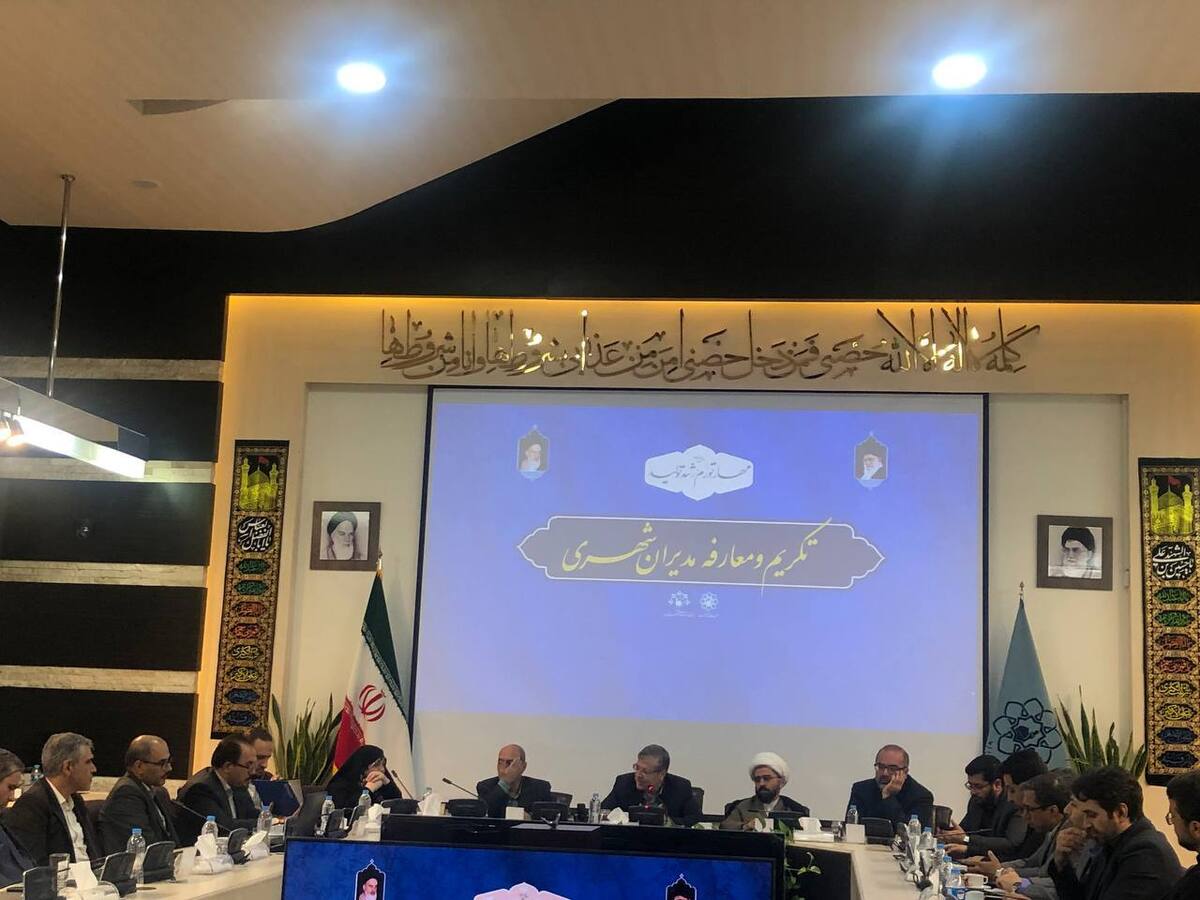 رئیس کمیسیون برنامه و بودجه شورای اسلامی شهر مشهد گفت: اگر درآمدی برای شهرداری محقق نکنیم شاهد کاهشی بودجه خواهیم بود و پروژه‌های تعریف شده ریزش می‌کنند.