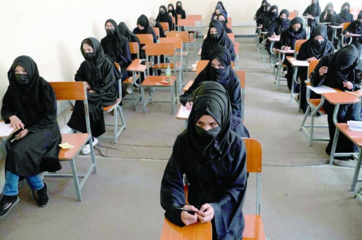 روز گذشته نتایج آزمون کنکور ۱۴۰۲ در افغانستان اعلام شد و هیچ دختری حق شرکت در این آزمون را نداشت. حالا کارنامه تحصیلی اسما دانش آموز افغانستان در شبکه‌های اجتماعی دست به دست می‌شود.
