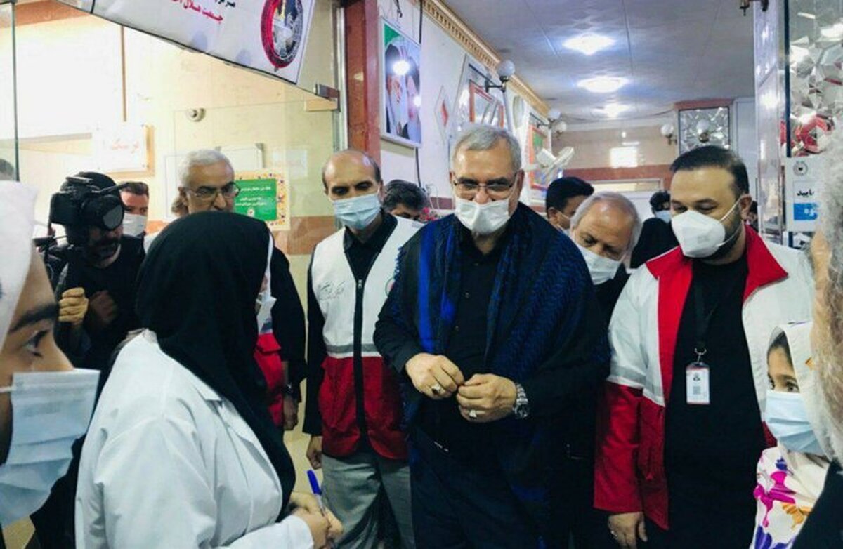 وزیر بهداشت در سفر به عراق، از بخش‌های مختلف بیمارستان نجف التعلیمی و نحوه ارائه خدمات این بیمارستان بازدید کرد.
