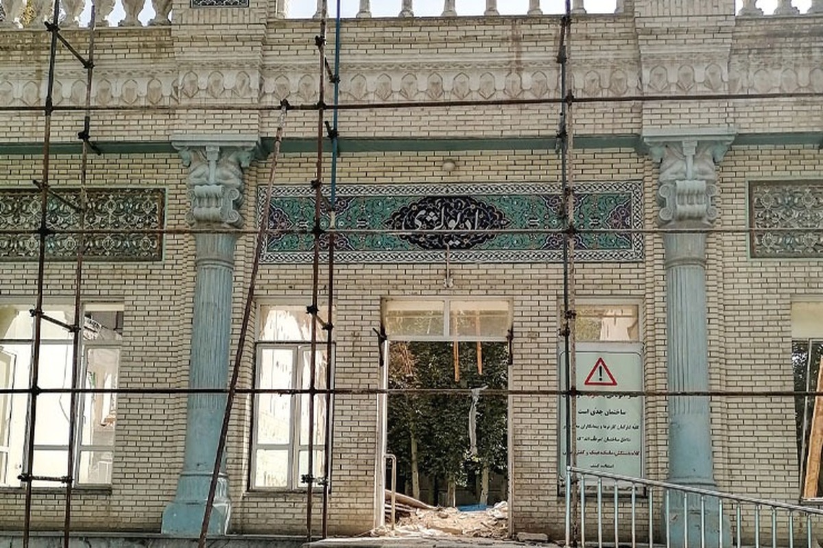 مهندس میرزاکریم‌خان طاهرزاده بهزاد تبریزی سوم شهریور۱۳۰۷ برای ساخت آرامگاه فردوسی وارد مشهد شد تا مطابق نقشه‌ای که چند ماه پیش توسط انجمن آثار ملی برگزیده شده بود، کار بنای آرامگاه را شروع کند. همان‌جا محمدولی‌خان اسدی، نایب‌التولیه آستان قدس، از او خواست که نقشه‌ای هم برای بیمارستان جدید ترسیم کند.