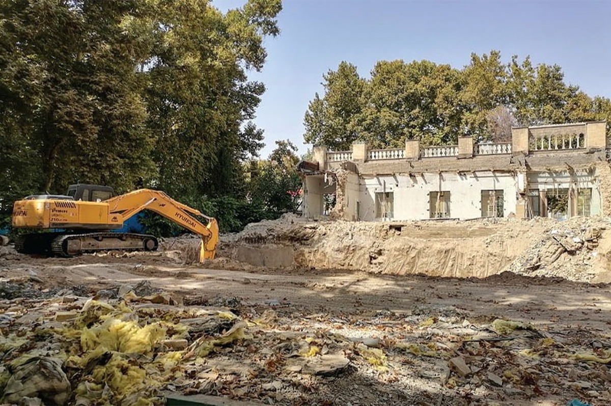 این‌روز‌ها در‌حالی میراث‌فرهنگی و علوم‌پزشکی در ماجرای تخریب بخشی از بیمارستان تاریخی امام‌رضا (ع) یکدیگر را مقصر می‌دانند که ۳‌ماه از اصل ماجرا گذشته است.
