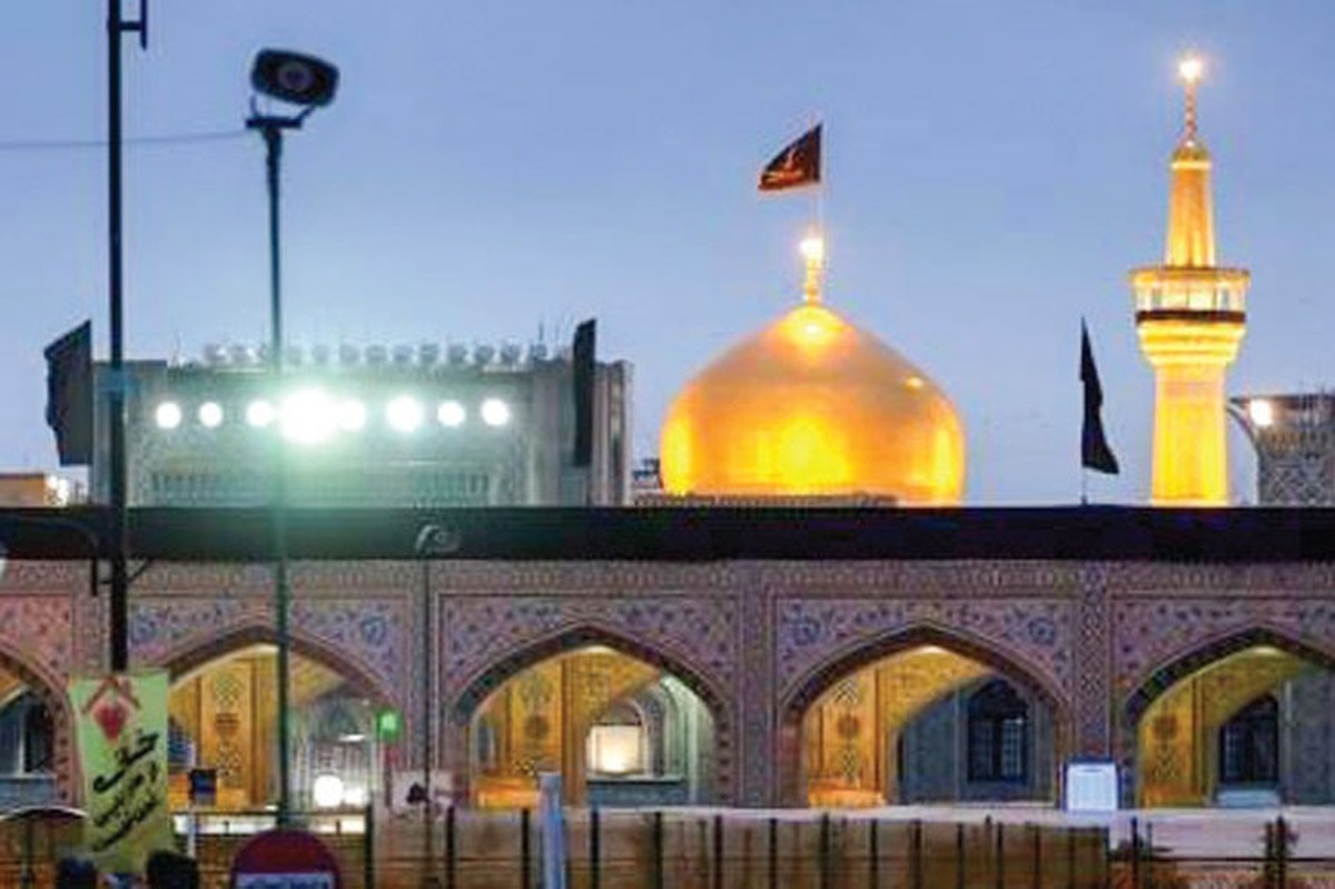 چشمم که به گنبد طلا از خیابان امام رضا (ع) افتاد؛ دیگر نفهمیدم چه شد. حالا چهل روز است، فرصت سلام ندارم. امکانش را ندارم که جایی بایستم، دست به سینه ادب بگذارم و رو به حرم به آقا سلام بدهم.