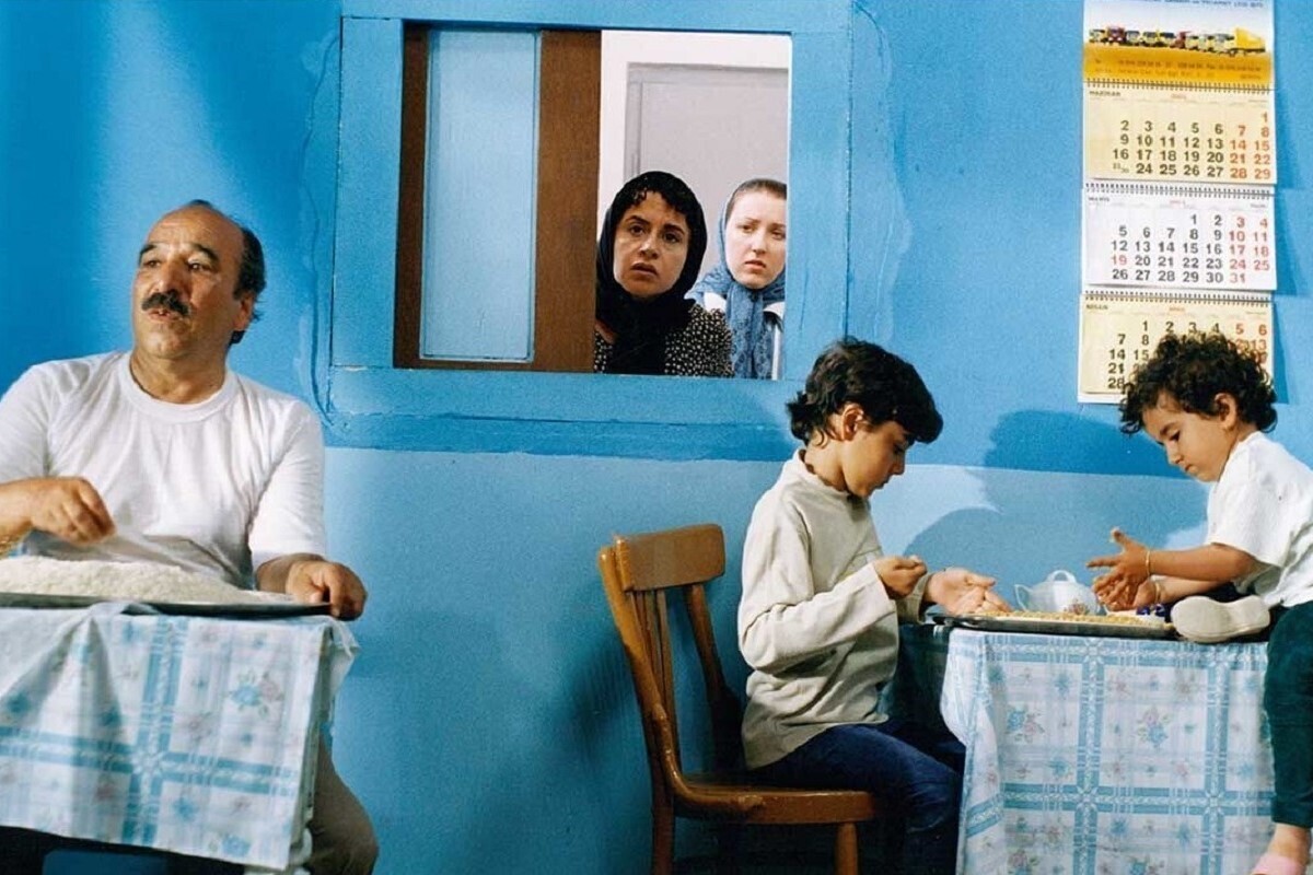 نسخه مرمت‌شده فیلم سینمایی «کافه‌ترانزیت»، به‌کارگردانی کامبوزیا پرتوی، در  ۳۳ سالن سینمایی کشور اکران می‌شود. 