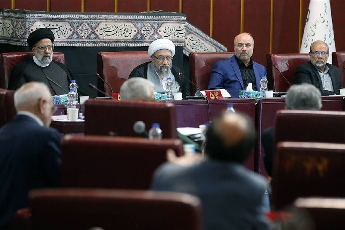 ترکیب هیئت عالی و بررسی جایگاه شورای فقهی بانک مرکزی توسط مجمع تشخیص مصلحت نظام مورد تصویب قرار گرفت و اعضای مجمع تشخیص مصلحت نظام در افزوده شدن «دادستان کل کشور» به هیئت عالی بانک مرکزی را تصویب کردند.