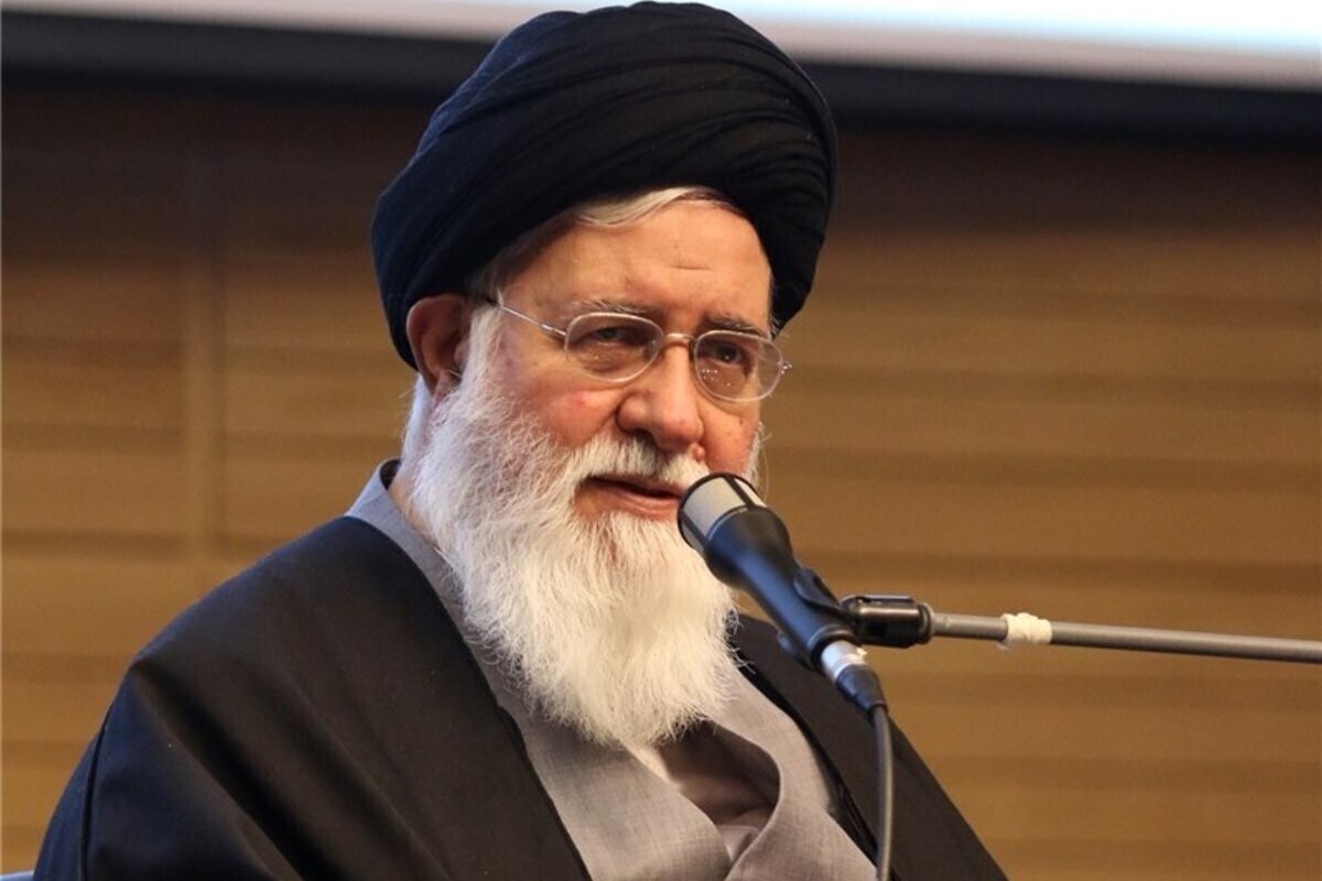نماینده ولی فقیه در استان خراسان رضوی گفت: اگر کسی بخواهد در مدیریت‌ها و مسئولیت‌های این نظام خالصانه خدمت کند، نباید برای یک موقعیت برای فرصت‌طلبی و استفاده از قدرت آماده شود بلکه باید خود را برای دویدن و تلاش کردنی آماده کند که به همراه آن حتی دشنام شنیدن و نقد‌های غیرمنصفانه نیز در کار است.