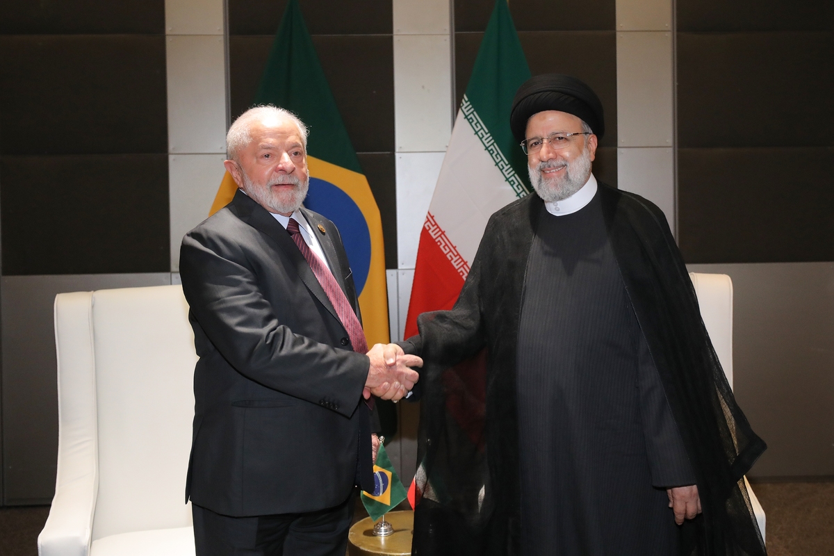 سید ابراهیم رئیسی امروزدر حاشیه پانزدهمین اجلاس سران گروه بریکس در دیدار «لولا داسیلوا» رئیس جمهور برزیل، ضمن ابراز خرسندی از انتخاب مجدد آقای داسیلوا به ریاست جمهوری برزیل، بر توسعه بیش از پیش روابط دو کشور و گسترش همکاری‌های فیمابین تاکید کرد.