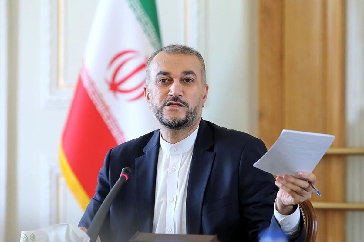 وزیر امور خارجه کشورمان با بیان این‌که لایحه جامع حمایت از ایرانیان خارج از کشور برای تصویب در دستور کار صحن مجلس شورای اسلامی قرار دارد، اظهار کرد: در این لایحه نگاه ویژه‌ای به ایرانیان دو تابعیتی وجود دارد که در چارچوب قانون مدنی بتوانیم تسهیلاتی را برای آنها فراهم کنیم.