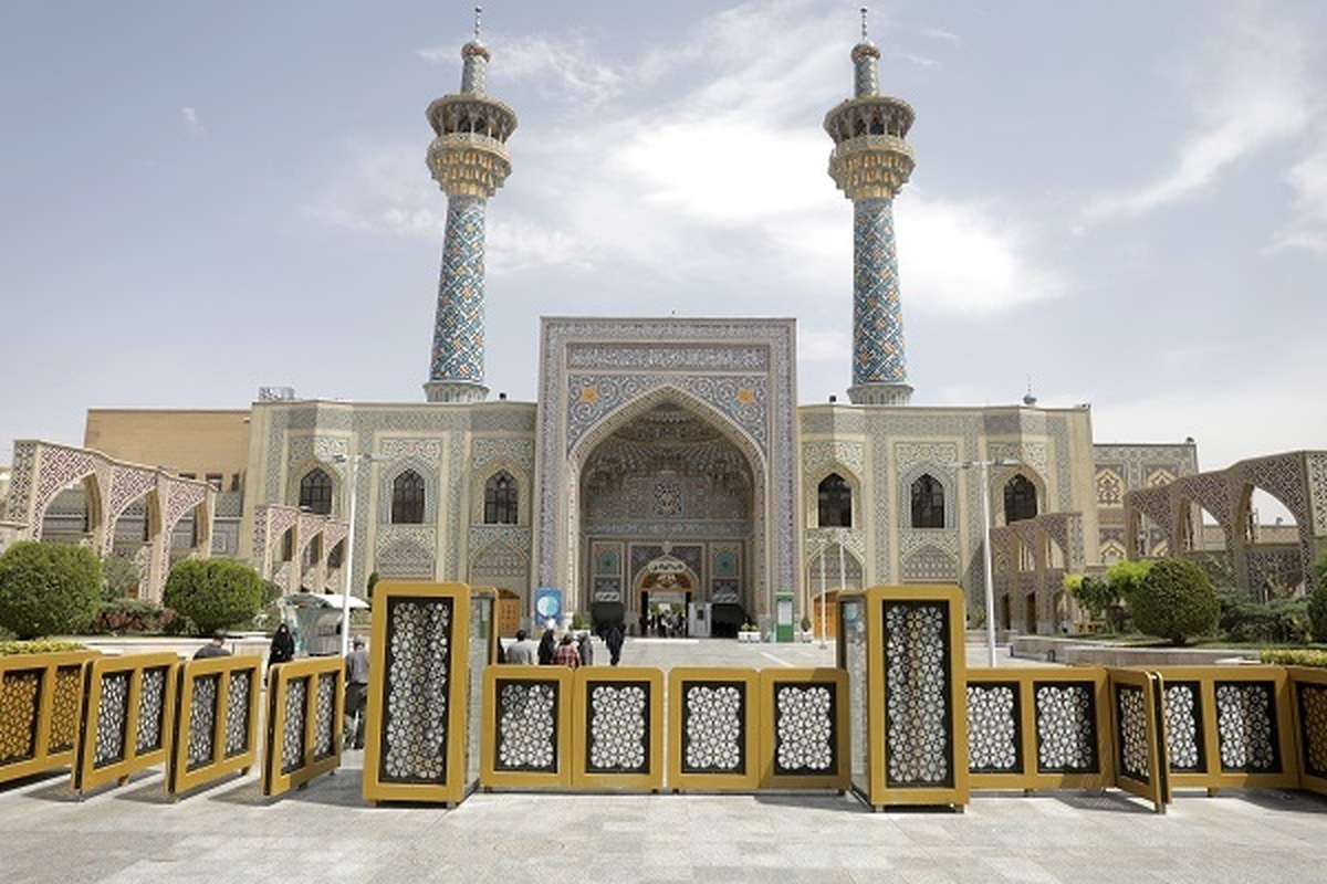 همزمان با دهه آخر ماه صفر و به منظور تسهیل تردد زائران امام رضا (ع) ۲۰ دروازه «گام به جلو» در ۱۲ محور ورودی حرم مطهر رضوی نصب شده است.
