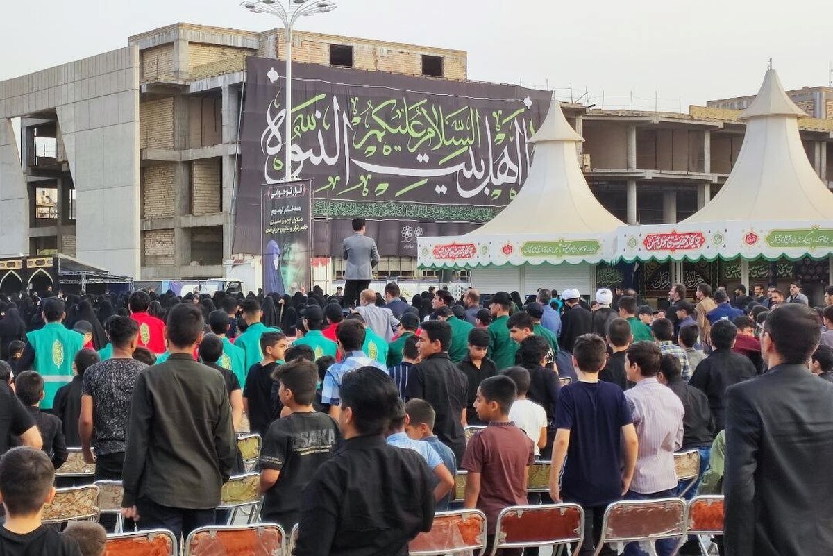 پویش «قرار نوجوانی» با هدف توسعه فرهنگ میزبانی از زائران علی بن موسی الرضا (ع) در میان خانواده‌ها با مشارکت باشگاه نوجوانانه مانا در عرصه میدان شهدا مشهد برگزار شد.