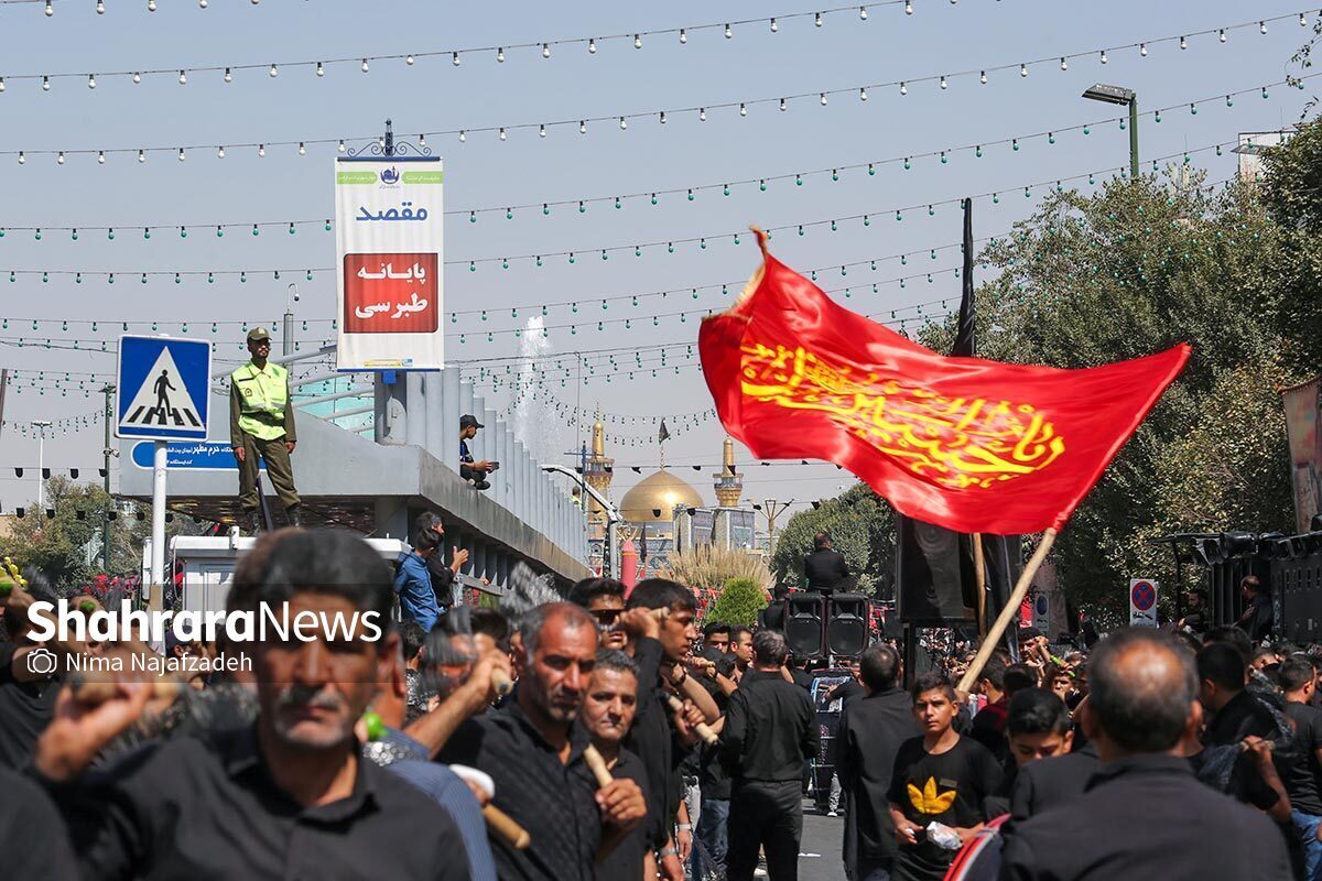 رئیس پلیس راهور مشهد گفت: با توجه به افزایش تردد در پیاده رو‌ها و حرکت هیات‌های عزاداری به سمت حرم مطهر رضوی، تردد خودرو‌های حمل و نقل عمومی در اطراف حرم مطهر صورت نمی‌گیرد.