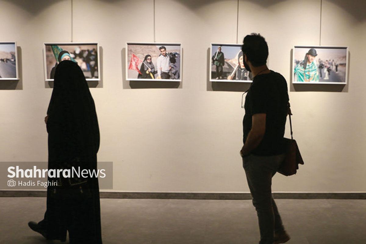 نمایشگاه عکس «مثل آهوها» که شامل مجموعه‌ای از عکس‌های زائران پیاده حرم مطهر رضوی است، به مناسبت دهه پایانی ماه صفر و شهادت امام رضا (ع) برگزار شده است.
