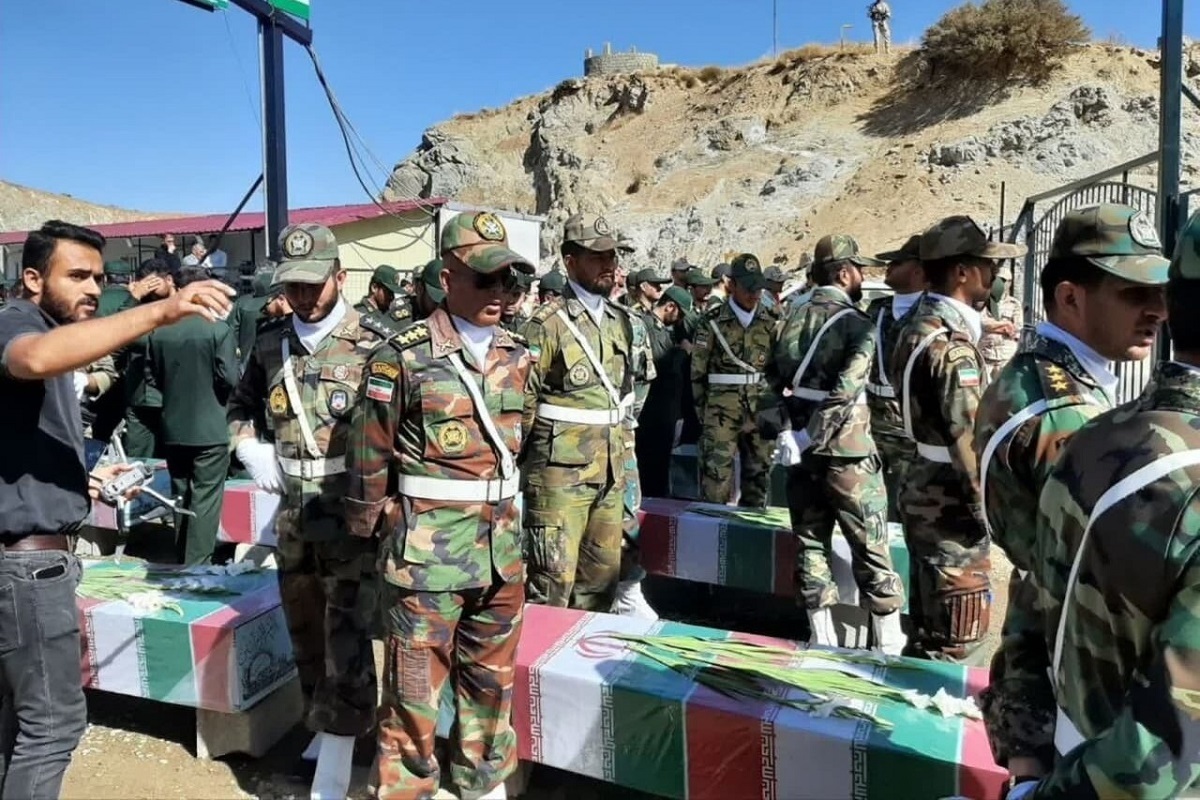 پیکر مطهر ۲۳ شهید دوران دفاع مقدس، در میان احترام نظامیِ مشترک نیروهای مسلح، از مرز سردشت وارد کشور شد.